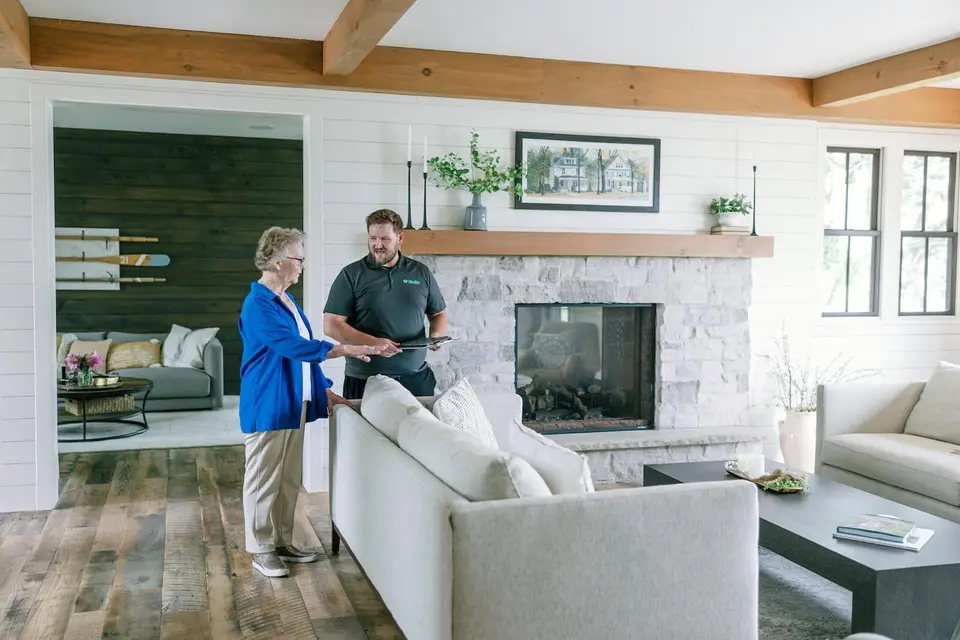 Move coordinator reviewing a plan with a customer